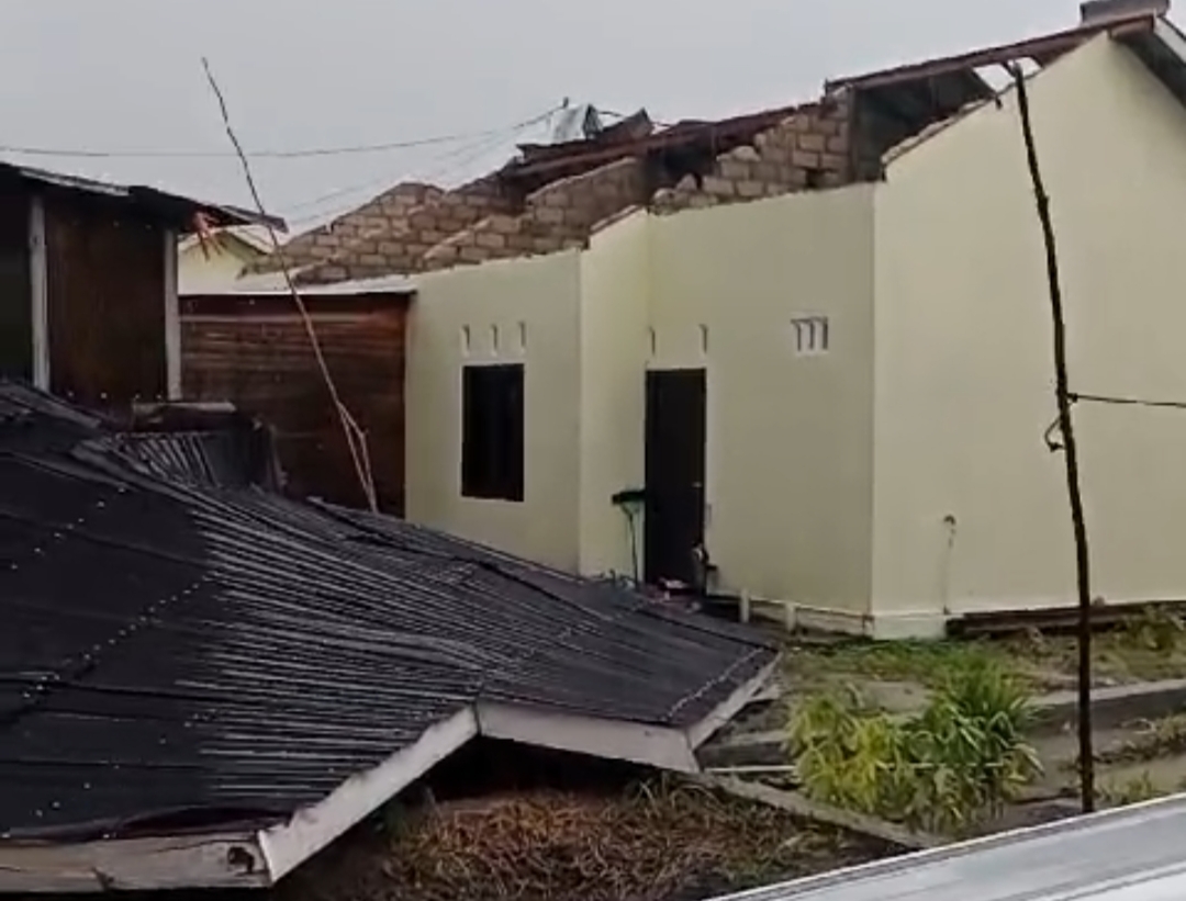 Angin kencang menerbangkan lima atap rumah warga di BTN Amarilis 4, Desa Baru Belaman, Kecamatan Kumai, Kabupaten Kotawaringin Barat, Senin (6/1). &nbsp;
