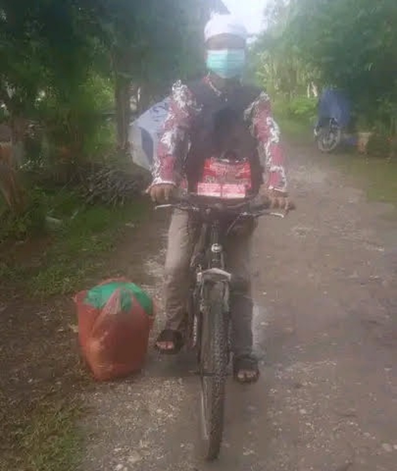 CARI BERKAH: Ardiansyah, bersama sepedanya yang turun hadir ke Haul Guru Sekumpul di Martapura (Kalsel)