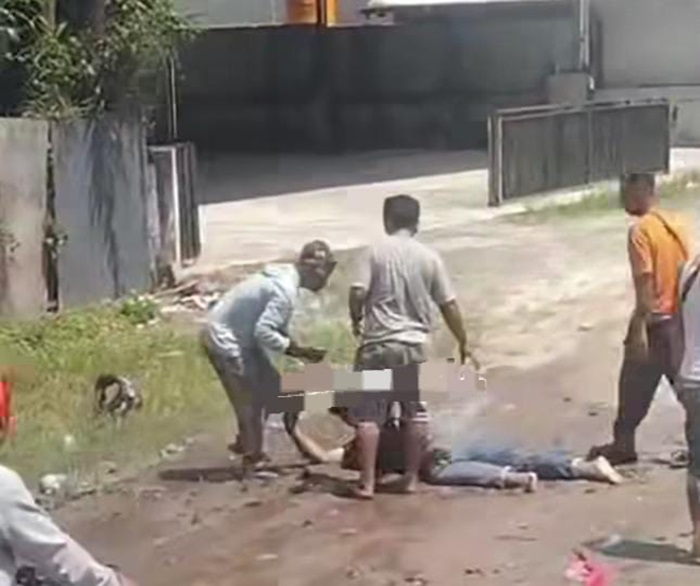 KECELAKAAN: Seorang pengendara motor tak sadarkan diri usai terlibat kecelakaan Jalan Jenderal Sudirman, kilometer 6, Sampit, Selasa (7/1)