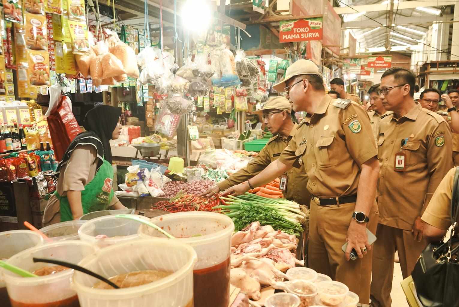 Pj Wali Kota Palangka Raya Akhmad Husain didampingi Kepala DPKUKMP Palangka Raya Samsul Rizal, saat menatau harga di pasar tradisional di Palangka Raya, belum lama ini.
