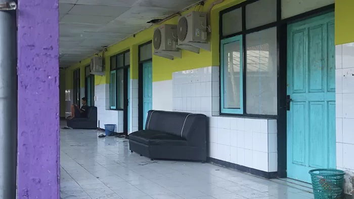 Kondisi RSUD Kertosono Lama yang beralih fungsi menjadi homestay dan karaoke. (Radar Nganjuk)