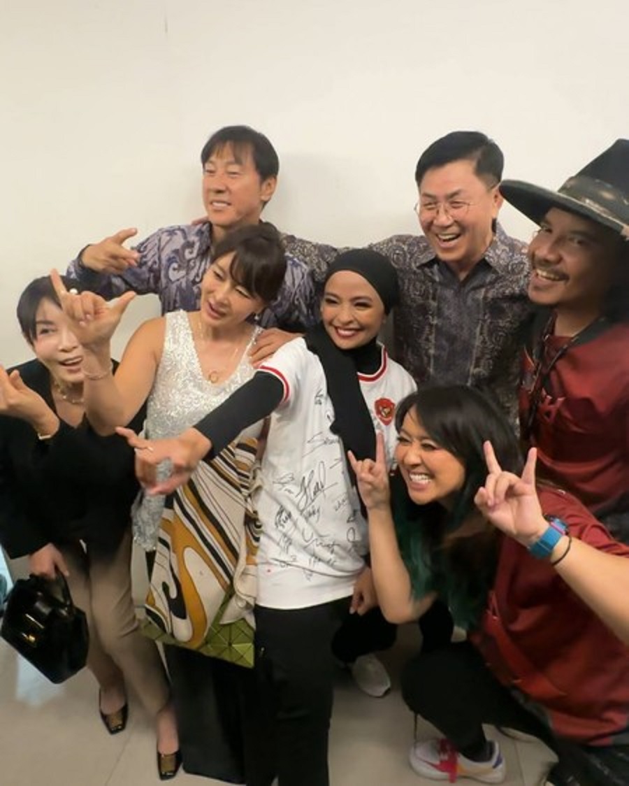 Personel Kotak saat berfoto dengan Shin Tae-yong dalam sebuah acara konser mereka, baru-baru tadi.