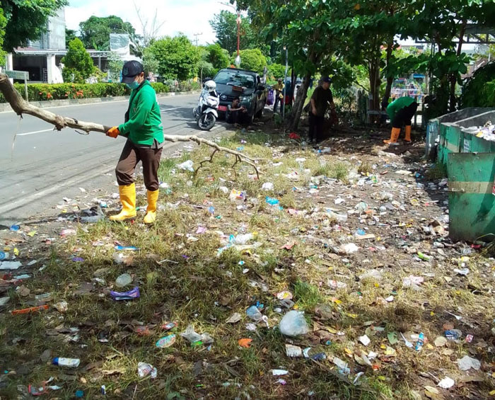 DALAM KOTA: Kondisi di TPS Jalan Pemuda Kapuas, saat dibersihkan  oleh petugas.
