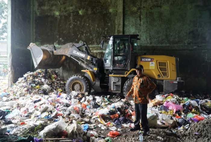 DEPO SAMPAH: Plt Kepala Dinas Lingkungan Hidup Kotim saat meninjau Depo Sampah yang ada di Kota Sampit, baru-baru tadi.