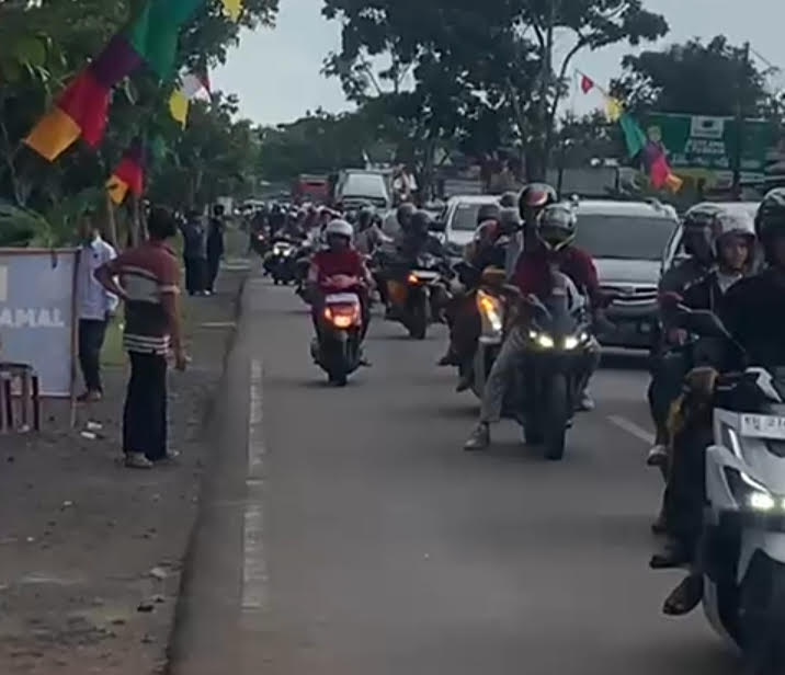 PADAT: Kondisi arus lalu lintas usai pelaksanaan haul di Jalan Trans Kalimantan km 24, Anjir, Kapuas.