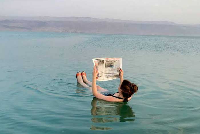 KADAR GARAM TINGGI: Seorang turis yang mengapung di Laut Mati.