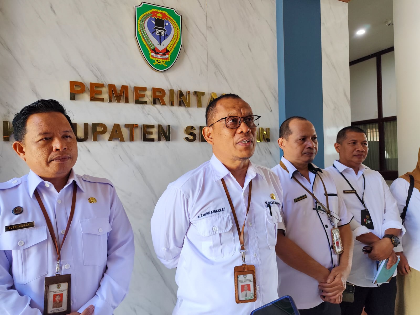 Pj Sekda Kabupaten Seruyan Bahrun Abbas dan jajaran saat menjelaskan persiapan program makan siang gratis bagi pelajar, Rabu (8/1).