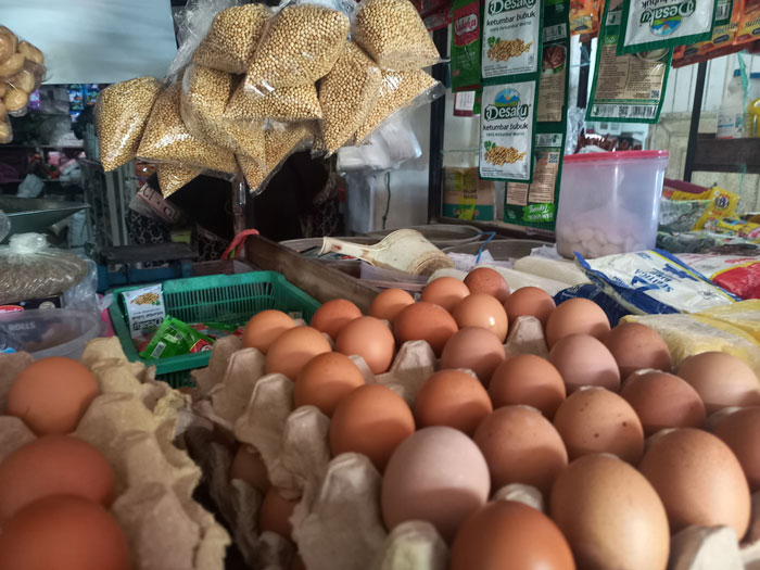 HARGA NAIK TURUN: Salah satu pedagang sembako, termasuk berjualan telur, di pasar Saik Kuala Pembuang.