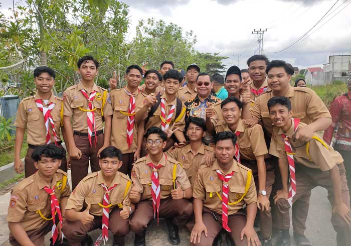 FOTO BERSAMA: Bupati Kotim Halikinnor berfoto bersama dengan sejumlah pelajar jenjang menengah atas di Kota Sampit, beberapa waktu lalu.&nbsp;