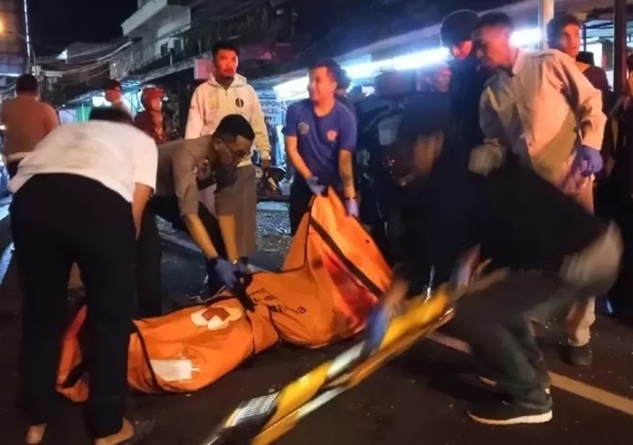 Evakuasi salah satu jenazah meninggal dalam kecelakaan bus pariwisata di Kota Batu (Rori/Radar Malang)