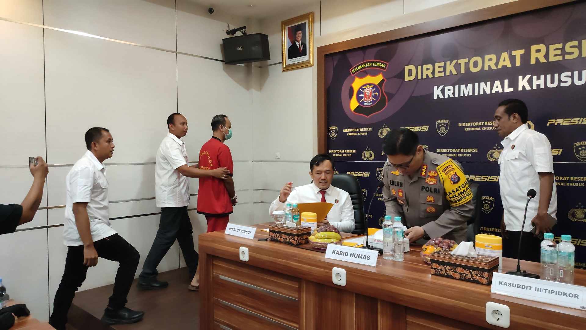DIGIRING: Tersangka dugaan korupsi proyek pembangunan Gedung Expo Sampit saat digiring Tim Ditreskrimsus Polda Kalteng, Rabu (8/1).DODI/RADAR SAMPIT