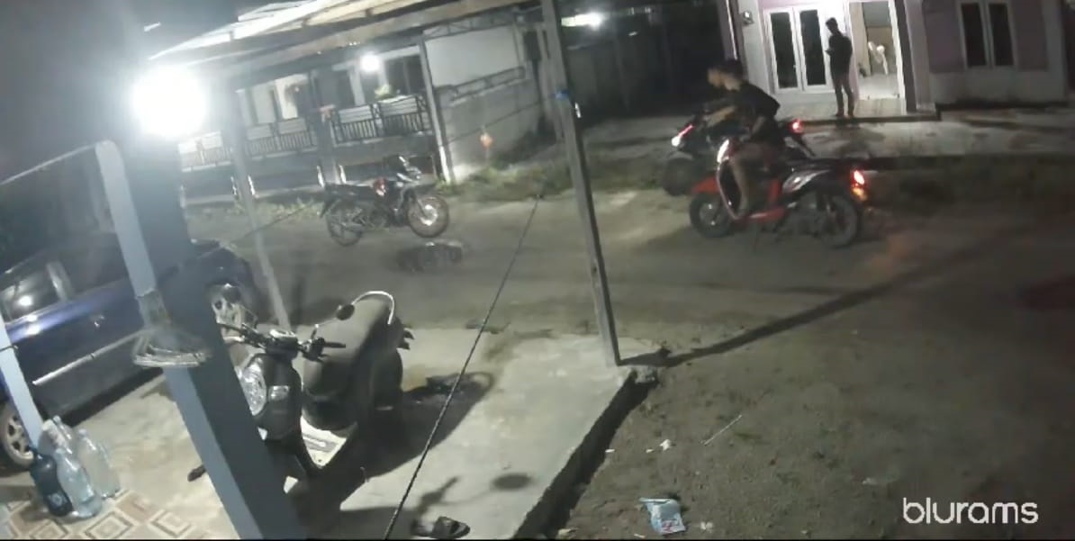 BEGAL MOTOR: Tangkapan layar memperlihat kan aksi pelaku merampas sepeda motor milik warga di Jalan Wengga Metropolitan, Sampit, Kamis (9/1) malam