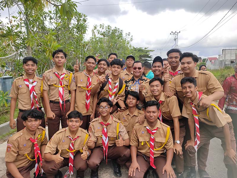 FOTO BERSAMA: Bupati Kotim Halikinnor berfoto bersama dengan sejumlah pelajar jenjang menengah atas di Kota Sampit, beberapa waktu lalu.&nbsp;Dok. YUNI/RADAR SAMPIT&nbsp;