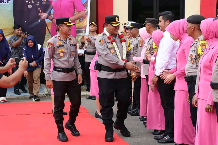 PERKENALAN : Kapolres Kapuas sebelumnya, AKBP Gede Pasek Muliadnyana ketika memperkenalkan Kapolres Kapuas yang baru AKBP Gede Eka Yudharma kepada jajaran Polres Kapuas. ISTIMEWA/Humas Polres Kapuas