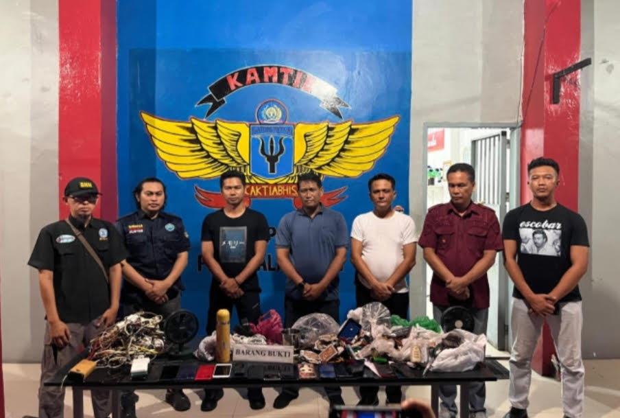 BARANG TERLARANG: Temuan hasil razia dari tiga blok di kamar hunian Lembaga Pemasyarakatan Pangkalan Bun, Kabupaten Kotawaringin Barat, belum lama tadi.