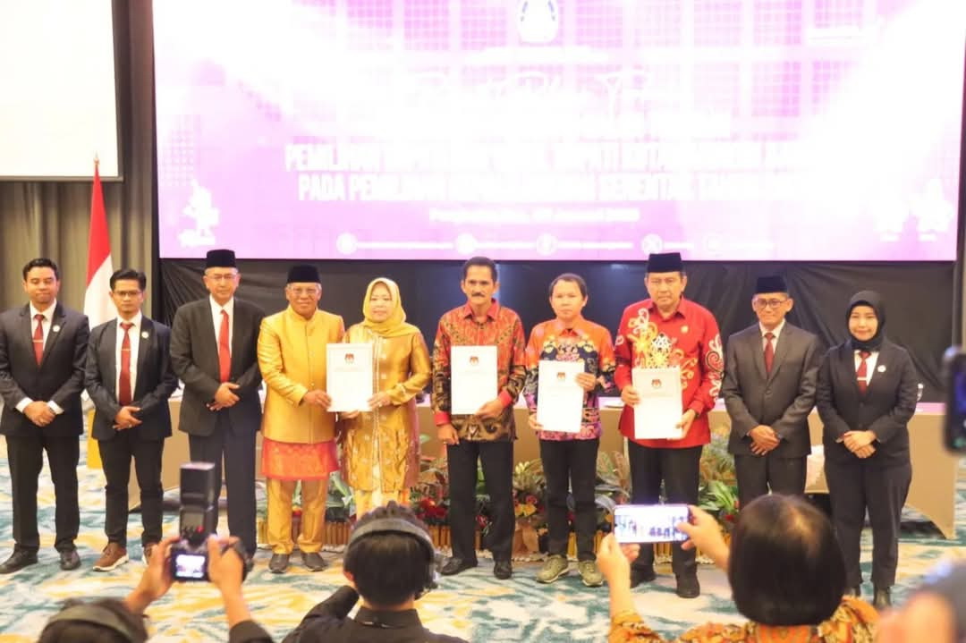 PEMENANG PILKADA: Penyerahan SK penetapan Bupati terpilih oleh KPU Kobar kepada Pemerintah Kabupaten Kotawaringin Barat pada Kamis 9 Januari 2025.