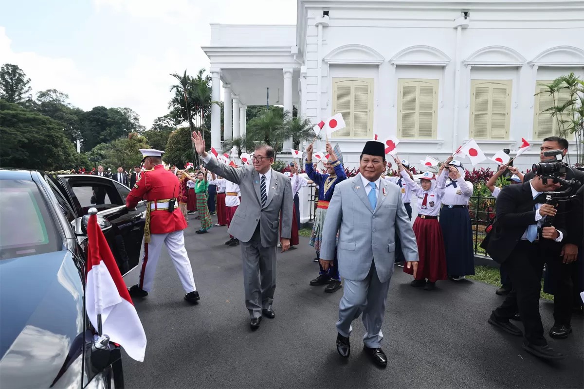 Presiden Prabowo Subianto menyambut kedatangan PM Jepang Shigeru Ishiba di Istana Kepresidenan Bogor, Jawa Barat pada Sabtu (11/1). (Tim Media Presiden Prabowo Subianto)