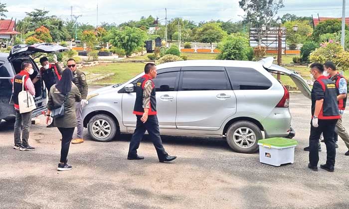 Kejaksaan Negeri Lamandau menggeledah &nbsp;kantor Dinas Tenaga Kerja dan Transmigrasi Lamandau Jumat (10/1) sore.