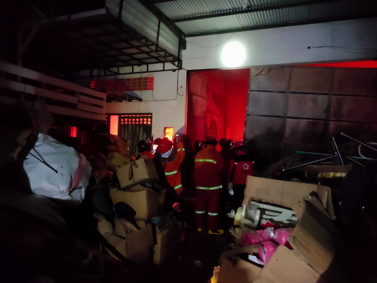 Kebakaran hebat melanda gudang Toko Hokky di Jalan GM Arsyad Kelurahan Mentawa Baru Hulu, Kecamatan Mentawa Baru Ketapang, Sampit, Kabupaten Kotawaringin Timur, Kalimantan Tengah, Minggu (12/1/2025)