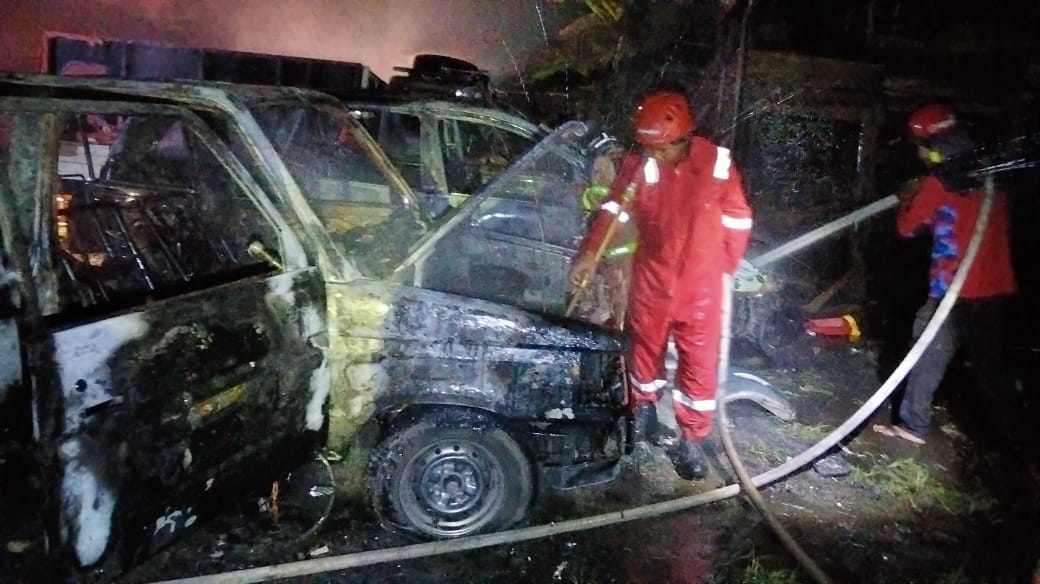Pemadaman api yang melahap beberapa mobil di sebuah bengkel di Jalan Tjilik Riwut kilometer 7, tepatnya di Jalan Danau Sari, Palangka Raya, Sabtu (11/1) malam.