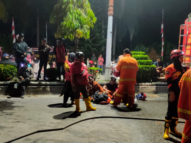 Petugas Damkar tampak kelelahan setelah berupaya melakukan pemadaman kebakaran di gudnag toko hokky