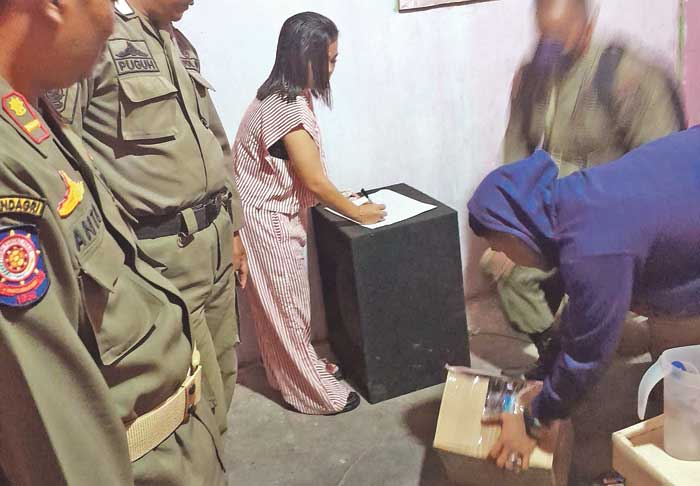 PROSTITUSI: Anggota Satpol PP Kotawaringin Barat merazia warung remang belum lama ini.