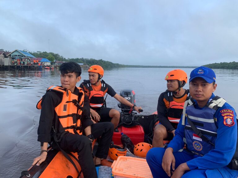 BELUM DITEMUKAN. Tim SAR Gabungan masih melakukan pencarian,warga yang diduga tenggelam di DAS Kapuas, Desa Hiri, Kapuas Barat, Kabupaten Kapuas (Basarnas)