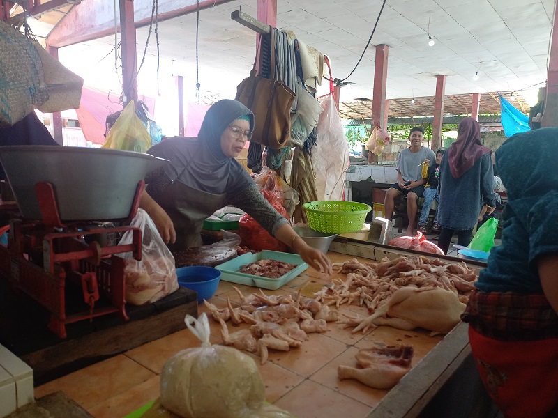 HARGA TINGGI: Salah satu penjual ayam potong di Pasar Saik, Kuala Pembuang.