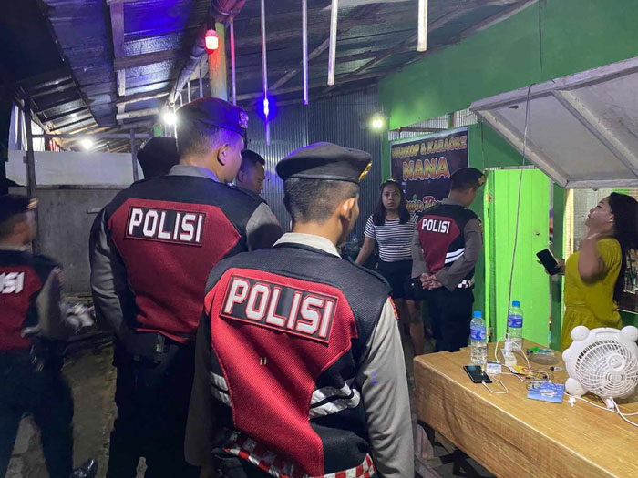 Personel Dit Samapta Polda Kalteng saat melaksanakan patroli Tindak Pidana Ringan(Tipiring), di sejumlah tempat di kota Palangka Raya dan menemukan penjualan miras tanpa izin, Sabtu (11/1/2025) malam.