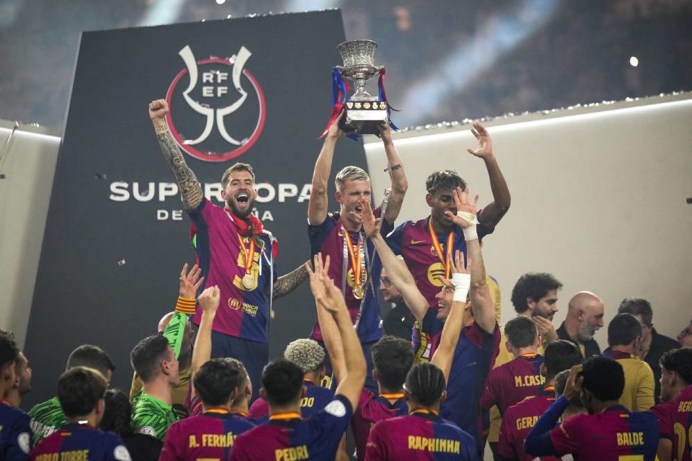 Pemain FC Barcelona saat memenangkan Piala Super Spanyol, setelah mengalahkan Real Madrid pada laga final di stadion King Abdullah, Arab Saudi, Senin (13/1) dini hari WIB.