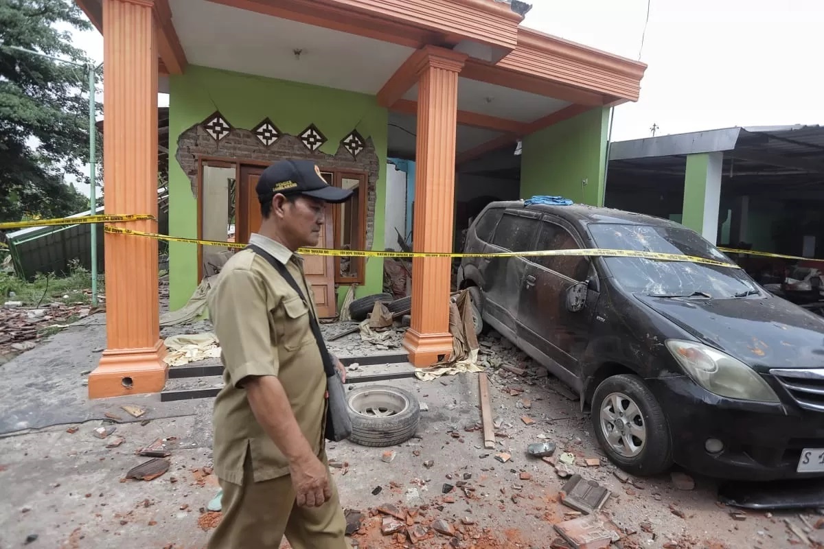 HANCUR: Rumah di Desa Sumolawang, Kecamatan Puri, Kabupaten Mojokerto tampak hancur, Senin (13/1/2024). (Sofan Radar Mojokerto)