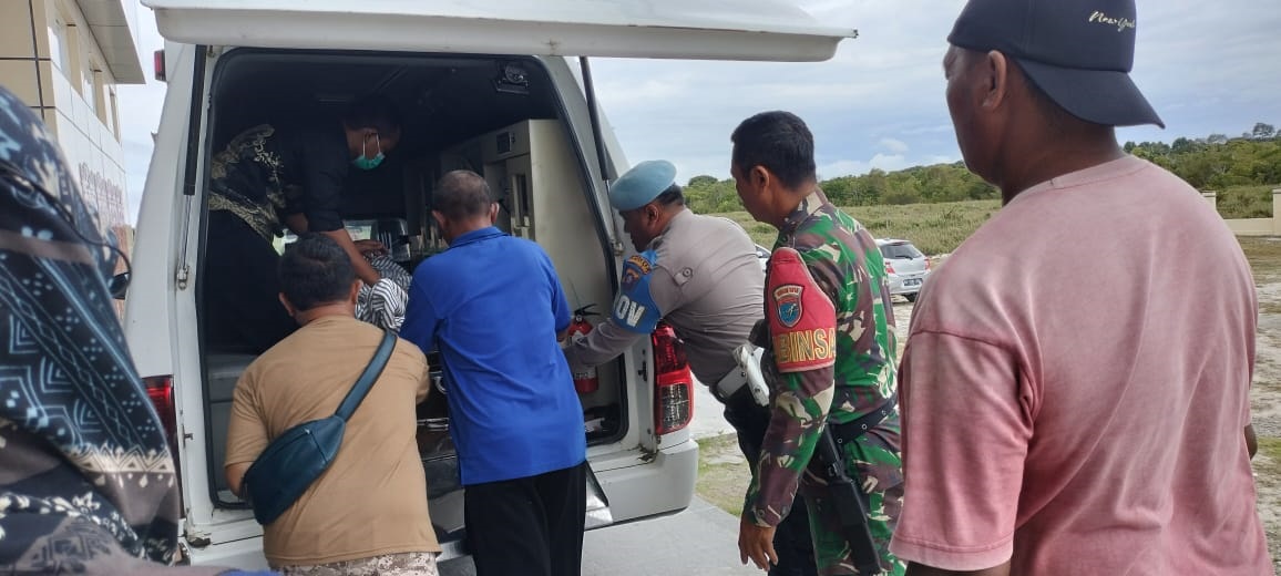 EVAKUASI: Petugas mengevakuasi korban tenggelam di Pantai Tanjung Penghujan, Desa Teluk Bogam, Minggu (12/1).IST/RADAR SAMPIT