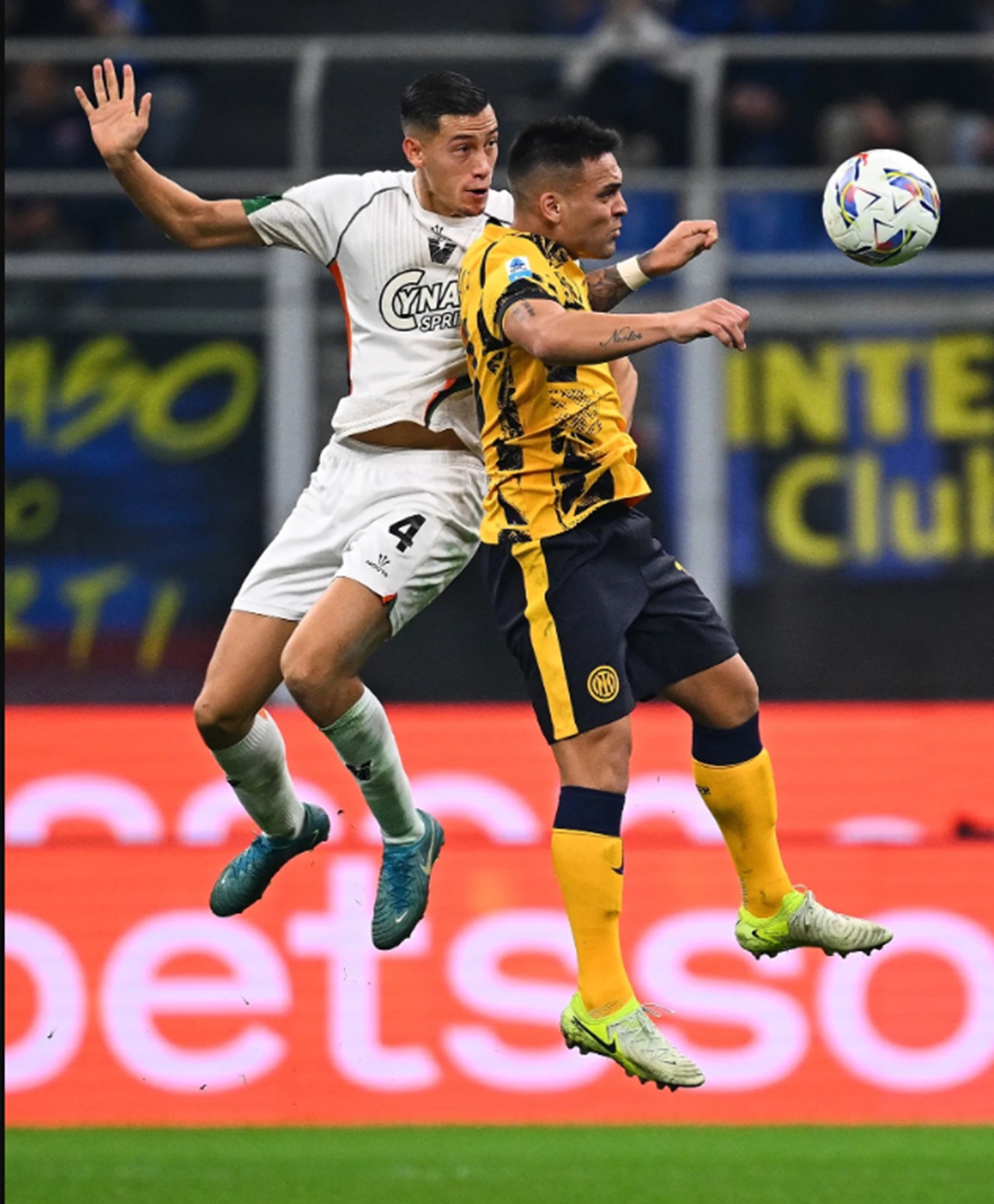 Kapten Timnas Indonesia Jay Idzes dari klub Venezia di Serie A Liga Italia, berduel dengan striker timnas Argentina Lautaro Martines yang membela Inter Milan, baru-baru tadi.