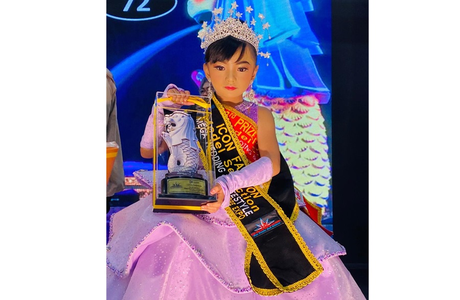MODELLING: Khaira Talita Rumi, model cilik yang berhasil meraih kemenangan dalam event yang diselenggarakannya di Singapura baru-baru tadi.&nbsp;