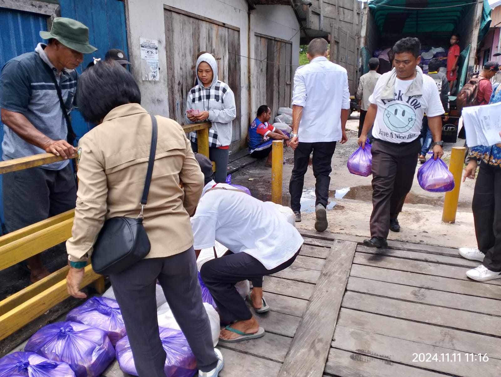 Salah satu kegiatan operasi pasar  sembako di Palangka Raya, untuk menekan inflasi pada tahun 2024 lalu.