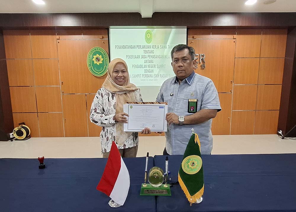 LANJUTKAN KEMITRAAN: Direktur Radar Sampit Siti Fauziah dan Ketua Pengadilan Negeri Sampit Benny Octavianus usai penandatanganan kerja sama, Selasa (14/1).RADO/RADAR SAMPIT