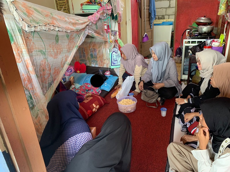 PRIHATIN.Sasa ketika dikunjungi para dewan guru di rumahnya. (Istimewa)