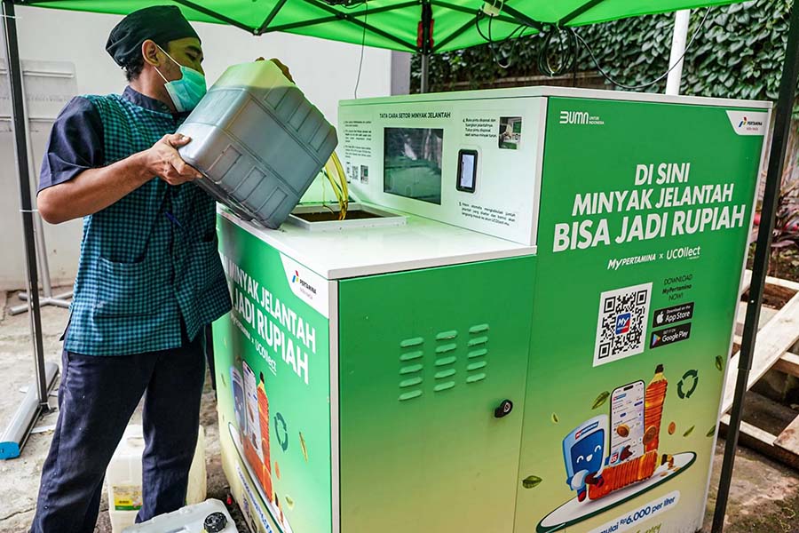 JELANTAH: Petugas Pertamina menerima penjualan minyak jelantah di SPBU. (Dok. Pertamina)