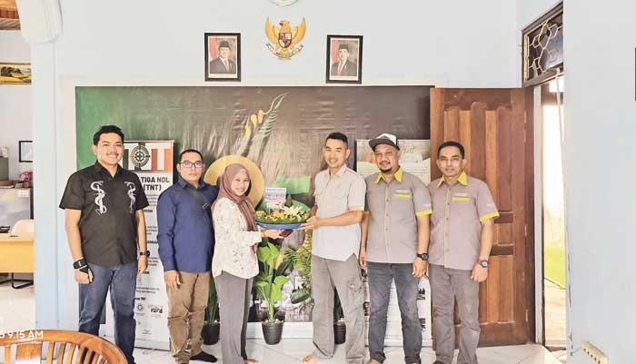 KUNJUNGAN: Jajaran manajemen Radar Sampit saat mengunjungi kantor PT BGA, Senin (13/1) lalu.