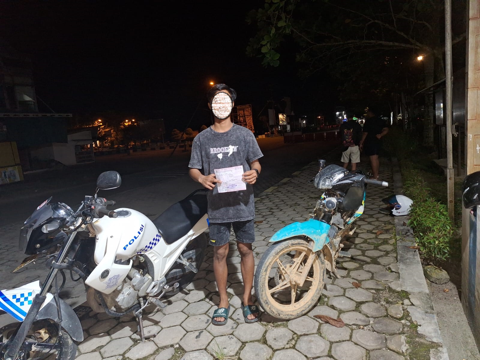 TILANG : Salah satu pengendara roda dua ditilang karena menggunakan knalpot brong, Kamis (16/01/2025) malam. SATLANTAS POLRES GUNUNG MAS FOR RADAR SAMPIT