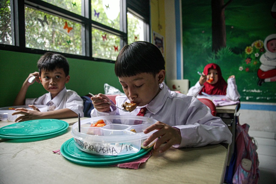 Sejumlah siswa sekolah dasar melaksanakan uji coba makan bergizi gratis di SDN 04 dan 05 Sukasari, Kota Tangerang. (HANUNG HAMBARA/JAWA POS)