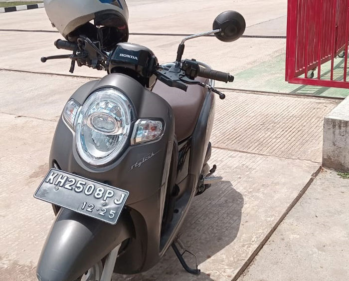 DICURI : Motor warna abu-abu merk Scoopy yang dalam pencarian setelah dibawa kabur pelaku pencurian, Sabtu (18/1) di Jalan Sudirman Sampit, kilometer 11.