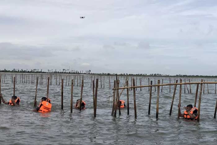 Pasukan khusus TNI AL dilibatkan dalam pembongkaran pagar laut di Tanjung Pasir, Tangerang, Banten pada Sabtu (18/1). (Syahrul Yunizar/JawaPos.com)