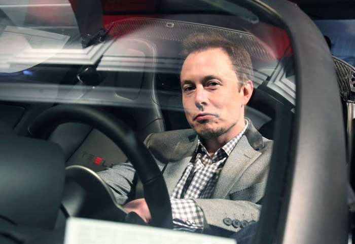 MELEJIT: Elon Musk dan mobil Tesla yang diproduksi perusahaan miliknya, Tesla Inc.