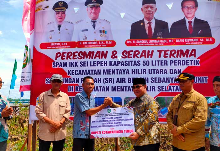 SIMBOLIS: Penyerahan simbolis bantuan SR Perumda ke penerima manfaat oleh Bupati Kotim Halikinnor di Kecamatan Mentaya Hilir Selatan, baru-baru tadi.