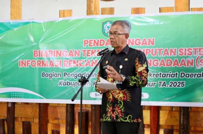 SAMBUTAN: Pj Sekda Kotim Sanggul L Gaol memberikan sambutan pada kegiatan Bimtek SIRUP, Kamis (16/1).