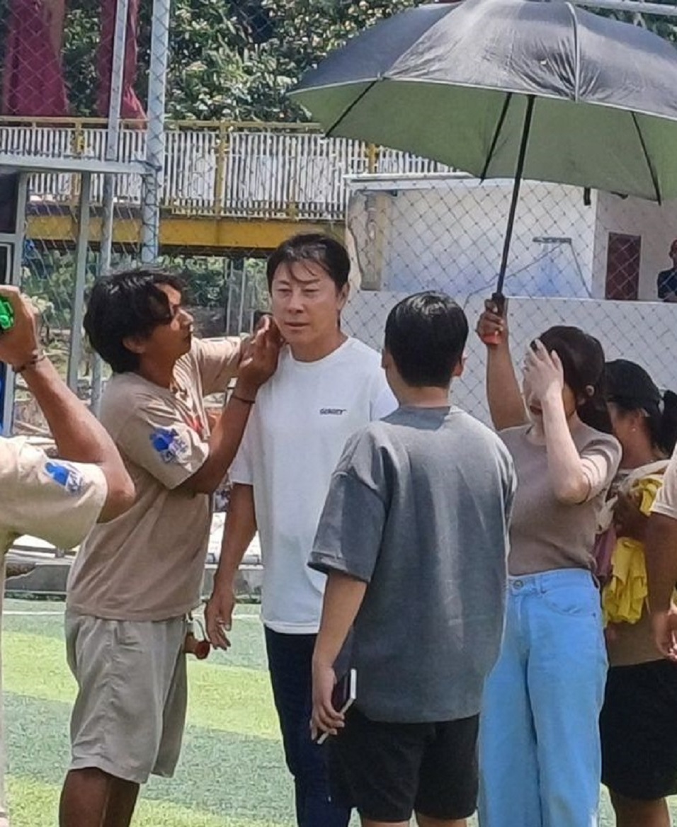 Mantan pelatih timnas Indonesia Shin Tae-yong saat di lokasi syuting Film Ghost Soccer : Bola Mati.