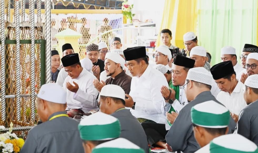 HAUL: Pj Bupati Kobar Budi Santosa menghadiri haul Kiai Gede ke-17 di Kelurahan Kotawaringin Hulu, Kabupaten Kotawaringin Barat, Minggu (19/1).&nbsp;IST/RADAR SAMPIT