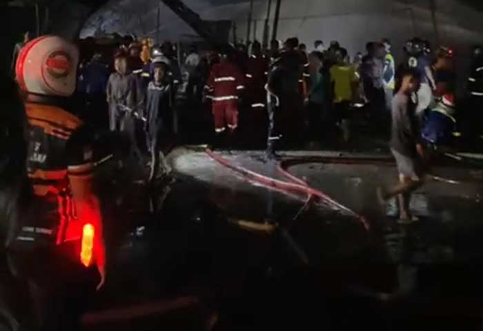 PEMADAMAN: Petugas berjibaku memadamkan api di Sei Baras, Kuala Kapuas.