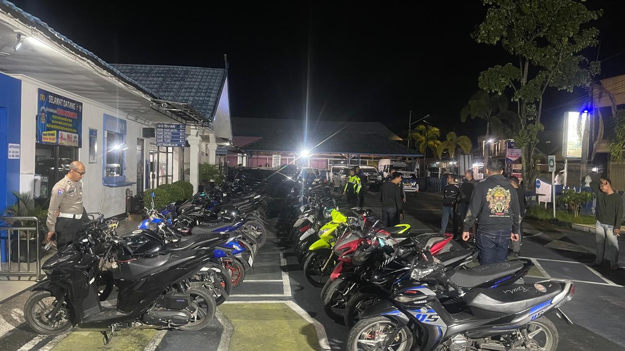 MERESAHKAN: Polisi mengamankan 38 kendaraan bermotor dalam patroli yang digelar Satlantas Polres Kotim, Minggu (19/1) dini hari.IST/RADAR SAMPIT